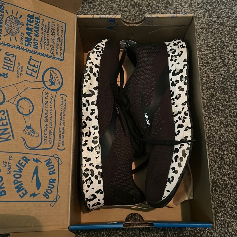 Brooks REVEL 4 Running shoes.